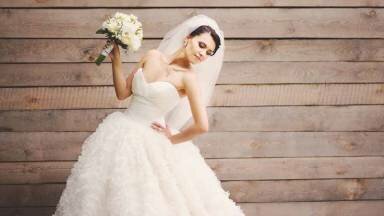 10 vestidos de novia con escote profundo que te inspirarán para el tuyo