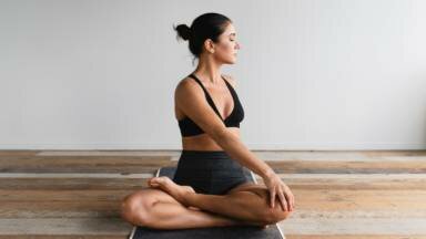 Posturas de yoga que puedes hacer en casa