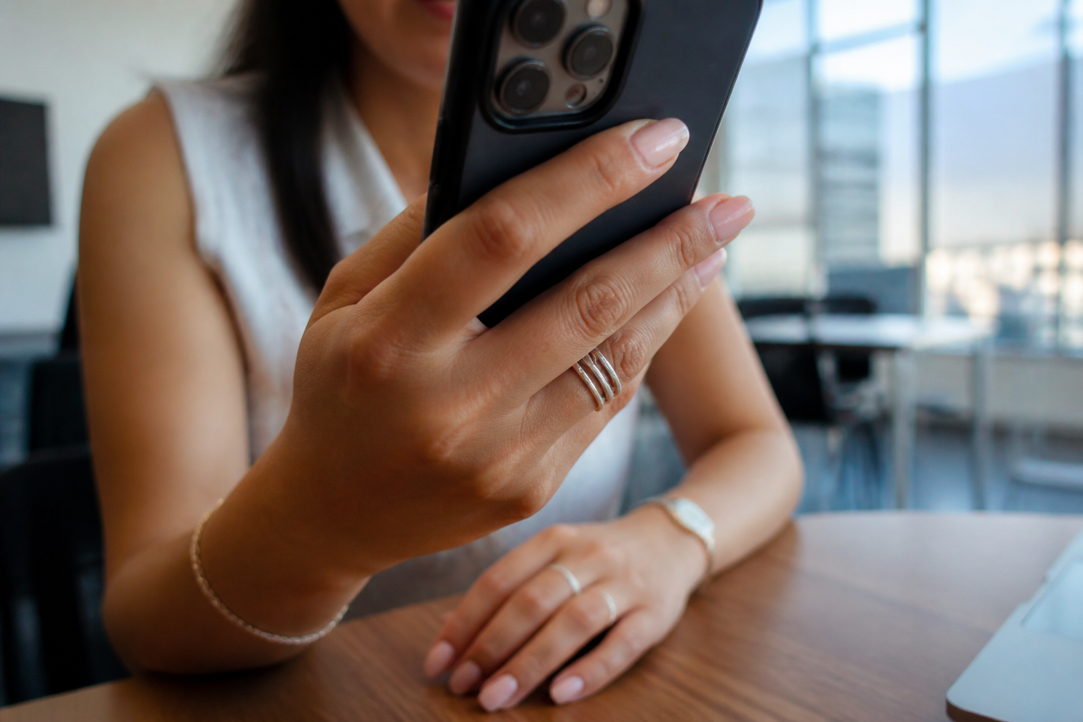 Por qué las jóvenes latinas vuelven a las uñas cortas y a los looks más naturales